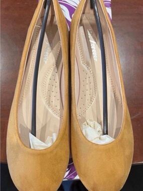 Women’s Classic Suede Ballet Flats in Tan Shoes Size 8.5